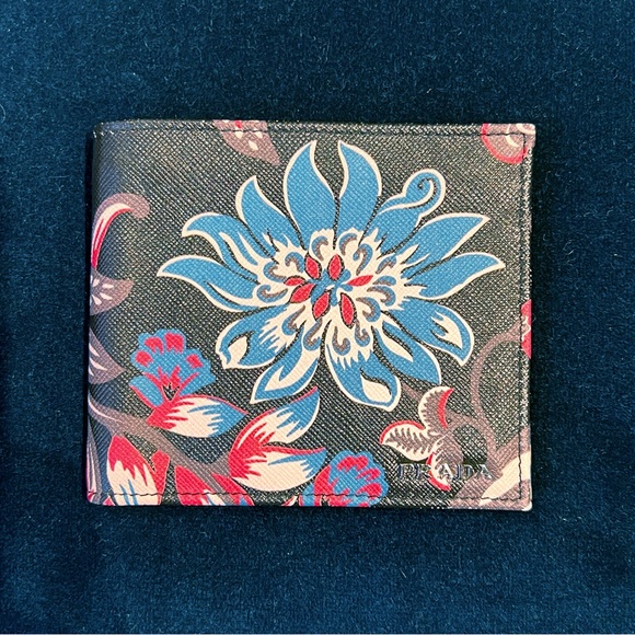 Prada Men’s Bi-Fold Wallet/Hawaiian Print on Black Saffiano Leather. RARE - Picture 1 of 7